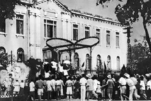Prise de pouvoir au Palais du Tonkin (le 19 août 1945). Photo d'archive. 