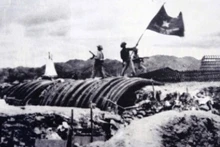 À 17h30 le 7 mai 1954, le drapeau de l'Armée populaire du Vietnam a flotté sur la casemate de Général De Castries. Photo d'archives.