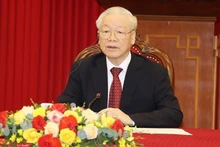 Le Secrétaire général Nguyên Phu Trong lors de son entretien téléphonique avec le Président indonésien, Joko Widodo, le 25 août. Photo : VNA.