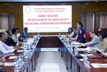 Nguyên Phuong Nga, présidente de la VUFO, s'exprime lors de la réception de la délégation de haut rang de la Société indienne pour la coopération culturelle et l'amitié. Photo : VNA.