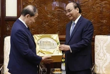 Le Président Nguyên Xuân Phuc (à droite) remet un cadeau de souvenir à l’ancien président de l’Association d’Amitié République de Corée - Vietnam et président du groupe Panko, Choi Young-joo. Photo : VNA.