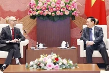 Le Président de l’Assemblée nationale, Vuong Dinh Huê (à droite) et l’ambassadeur du Canada au Vietnam, Shawn Perry Steil, à Hanoi, le 25 août. Photo : VNA.