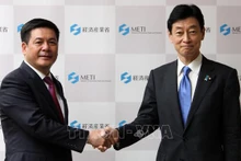 Le ministre vietnamien de l'Industrie et du Commerce Nguyên Hông Diên (à gauche) et le ministre japonais de l'Economie, du Commerce et de l'Industrie Yasutoshi Nishimura. Photo : VNA