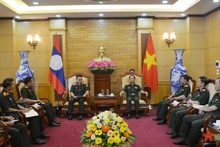 Le lieutenant-général Trinh Van Quyêt reçoit une délégation militaire laotienne conduite par le colonel Sophavan Thammathevan. Photo : QDND.