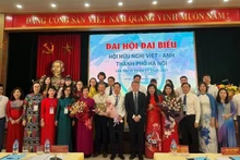 Le Comité exécutif de l’Association d’Amitié Vietnam - Royaume-Uni pour le mandat 2022 - 2027, composé de 27 membres. Photo : VNA.