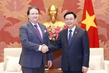 Le Président de l’Assemblée nationale du Vietnam, Vuong Dinh Huê (à droite), et l’ambassadeur des États-Unis au Vietnam, Marc E.Knapper, à Hanoi, le 25 août. Photo : VNA.