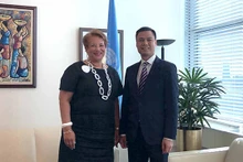 L'ambassadeur Dang Hoàng Giang, chef de la Mission permanente du Vietnam auprès de l'ONU et la Secrétaire générale adjointe de l’ONU chargée des stratégies et politiques de gestion et de la conformité, Catherine Pollard. Photo : VNA.