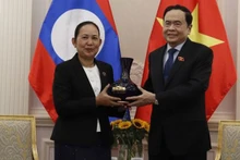 Le Vice-Président permanent de l'AN du Vietnam, Trân Thanh Mân, et Mme Pingkham Lasasimma, secrétaire général de l'AN du Laos. Photo : VNA.