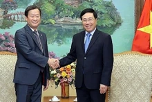Le Vice-Premier ministre Pham Binh Minh (à droite) et le vice-président exécutif senior de la JICA, Junichi Yamada. Photo : VNA.
