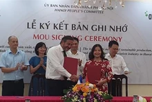 Cérémonie de signature de mémorandum entre les représentants du service l’Industrie et du Commerce de Hanoi et de la société française Advanced Business Events (ABE). Photo : VNA. 