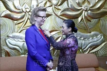 Nguyên Phuong Nga, présidente de la VUFO, s'exprime lors de la réception de la délégation de haut rang de la Société indienne pour la coopération culturelle et l'amitié. Photo : VNA.