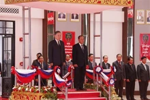 Le ministre de la Sécurité publique Tô Lâm (à gauche) et son homologue lao Vilay Lamkhamphong lors de la cérémonie d'accueil à Vientiane. Photo : VNA.