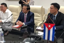 Entretien entre le chef adjoint permanent de la Commission centrale de la propagande et de l'éducation du PCV, Lai Xuân Môn (au milieu), et Rogelio Polanco Fuentes, chef du Département idéologique du Comité central du PCC. Photo : VNA.