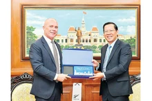 Le président du Comité populaire de Hô Chi Minh-Ville, Phan Van Mai (à droite) présente un cadeau au Consul général de Nouvelle-Zélande Joseph. Photo : sggp.org.vn