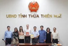 Le vice-président du comité populaire de Thua Thiên Huê, Nguyên Thanh Binh, a eu une réunion avec le représentant en chef de l’UNESCO au Vietnam, Christian Manhart. Photo : baothuathienhue.
