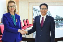 Le vice-Premier ministre Vu Duc Dam et la représentante résidente du Programme des Nations Unies pour le développement au Vietnam, Caitlin Wiesen. Photo : VNA