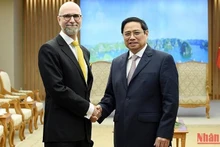 Le Premier ministre Pham Minh Chinh (à droite) et l’ambassadeur du Canada au VietnamShawn Perry Steil. Photo : NDEL.