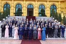Le Président Nguyên Xuân Phuc prend la photo avec les cadres cruciaux du ministère des Affaires étrangères. Photo : VNA.