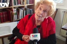 Mme Raymonde Dien au micro de la Radio La Voix du Vietnam. Photo : VOV.