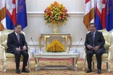 Le président du Parti du peuple cambodgien et Premier ministre Samdech Techo Hun Sen (à droite) et Lê Hoài Trung, chef de la Commission des Relations extérieures du Comité central du Parti communiste du Vietnam. Photo : VNA.