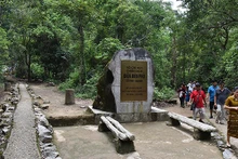  Le poste de commandement de la campagne de Diên Biên Phu au pied de la montagne Pu Dôn, dans la commune de Muong Phang. Photo : NDEL.