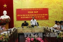 Le ministre de l'Information et de la Communication, Truong Minh Tuân, travaille avec le Comité électoral de Hà Giang. Photo: VNA.