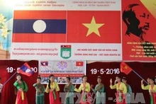 Un numéro artistique interprété lors de la cérémonie de célébration du 126e anniversaire de la naissance du Président Hô Chi Minh, au Laos. Photo: VNA.