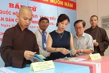 Les électeurs de Hô Chi Minh-Ville glissent leurs bulletins dans l'urne. Photo: NDEL.