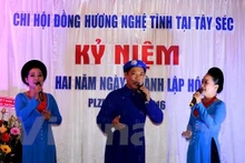 Un numéro de chant interprété par la troupe artistique des chants populaires "ví" et "giặm" de Nghê Tinh. Photo: VNA.