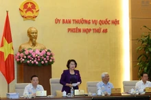 La Présidente de l'AN vietnamienne, Nguyên Thi Kim Ngân (debout), président la 48e réunion du Comité permanent de l'AN, le 25 mai, à Hanoi. Photo: quochoi.vn.
