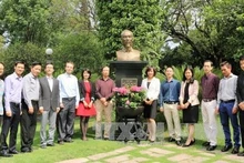 L’offrande de fleurs en l'hommage du Président Hô Chi Minh. Photo: VNA.