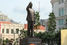 La statue monumentale du Président Hô Chi Minh. Photo: VOV.
