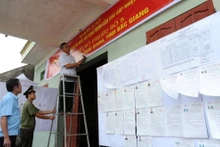 Les derniers préparatifs pour les élections au bureau de vote No 5, chef-lieu de Vôi, district de Lang Giang, province de Bac Giang. Photo: Trân Hai/NDEL.
