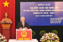 Le Secrétaire général du PCV, Nguyên Phu Trong, dépose son bulletin dans l’urne. Photo: NDEL. 