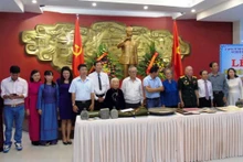 Cérémonie de la réception des objets et documents sur le Président Hô Chi Minh au Musée Hô Chi Minh dans la province de Thua Thiên-Huê (au Centre), le 18 mai. Photo: NDEL.