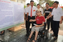 La première participation aux élections de Nguyên Dinh Ngoc, un électeur handicapant né le 30 août 1987. Photo: Trân Hai/NDEL.