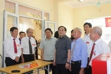 Le secrétaire du Comité du Parti de Hanoi, Hoàng Trung Hai, inspecte le travail électoral dans le quartier de Thach Bàn. Photo: anninhthudo.vn.