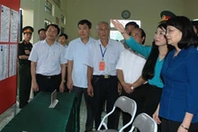 La vice-présidente de la République, Dang Thi Ngoc Thinh (1er, à droite), inspecte les préparatifs des élections législatives et locales au quartier de Hôi Hop, province de Vinh Phuc. Photo: VOV.