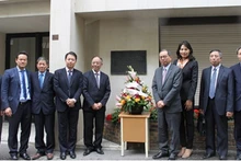 L'ambassadeur du Vietnam en France, Nguyên Ngoc Son (4e, à droite), et les participants sont allés déposer des gerbes de fleurs au No 9, impasse Compoint, dans le 17e arrondissement à Paris. Photo: VOV.