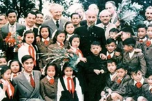Le Président Hô Chi Minh (au milieu, veste noire) et les amis internationaux. Photo d'archives: NDEL.