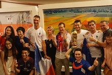 L'ambassadeur de France au Vietnam, Berthand Lortholary (au centre), et les supporteurs célébrent la victoire de l’équipe de France.