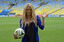 La chanteuse Shakira pose dans le stade Maracana de Rio, le 12 juillet. Photo: VNA/CVN