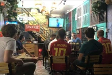 Hanoi : Couleurs des fans des Bleus et des Diables rouges dans la rue Ta Hiên