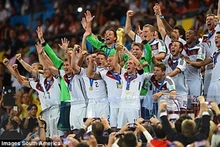 Les joueurs de la Nationalmannschaft avec leur trophée, 13 juillet à Rio. Photo: Getty Images.