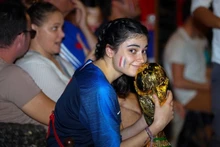 HCM-Ville : Les supporteurs félicitent l’équipe de France qualifiée pour les demi-finales après 12 ans d’attente