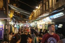 Depuis le début de la Coupe du Monde, le nombre de visiteurs étrangers affluant dans la rue Ta Hiên, surnommée « la rue des Tây ou rue des Occidentaux », augmente fortement, rendant son ambiance dans la soirée plus animée et excitée.