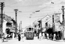Le tramway électrique dans la rue Hàng Dào. Photo d'archives.