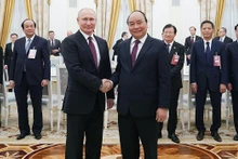 Le PM vietnamien Nguyên Xuân Phuc (à droite) et le Président russe Vladimir Poutine, le 22 mai à Moscou. Photo : VGP.