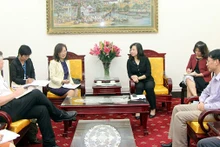 Séance de travail entre la vice-ministre Dào Hông Lan et Yoshimi Nishino, représentante adjointe par intérim de l'UNICEF. Photo: laodongxahoi.net