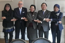 L'ambassadeur vietnamien Vu Dang Dung (2e, à droite) et les autres ambassadeurs aséaniens en Pologne. Photo: TGVN.